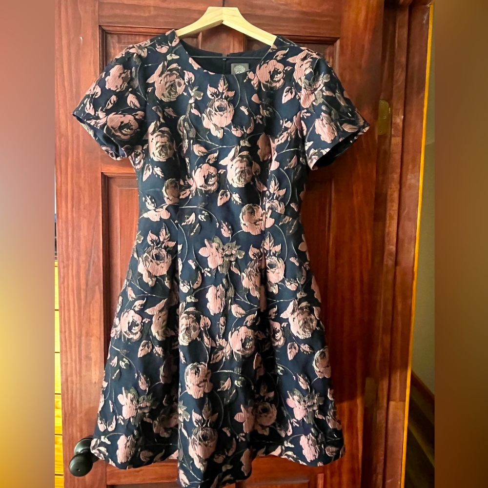 Vince Camuto floral embroidered dress w/pockets only wore 1. Size 12.